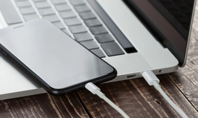 Kết nối iPhone với iTunes hoặc Finder để kiểm tra chế độ DFU