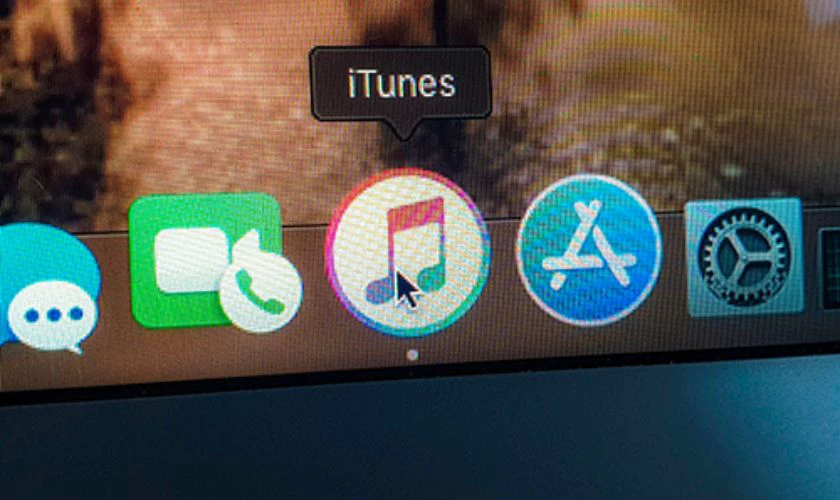 Mở iTunes (hoặc Finder nếu bạn đang dùng macOS Catalina trở lên)