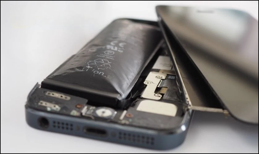 iPhone 14 bị nóng máy có cần thay pin