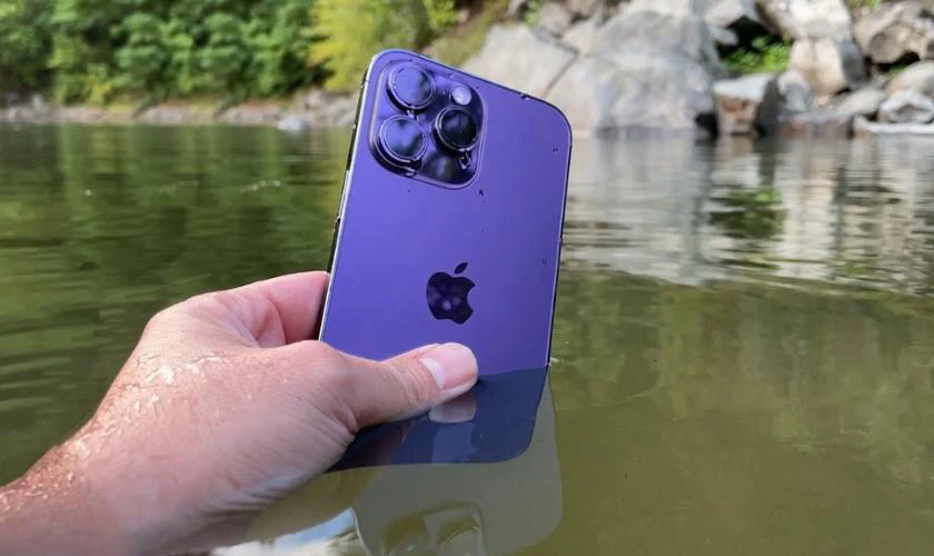 iPhone 14 Pro Max bị rơi xuống nước có sao không?