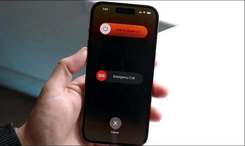 Không bật máy hoặc thử mở ứng dụng ngay