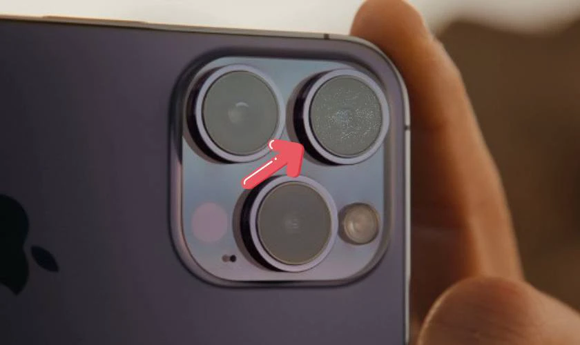 Ống kính camera bị mờ, bẩn hoặc bám dầu khiến ảnh ngả màu