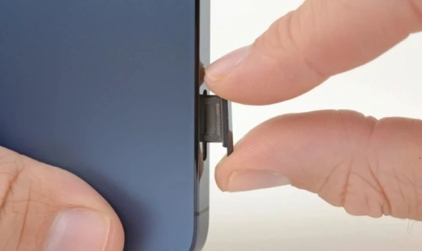 Lấy khay SIM ra và đặt thẻ nano SIM vào đúng vị trí