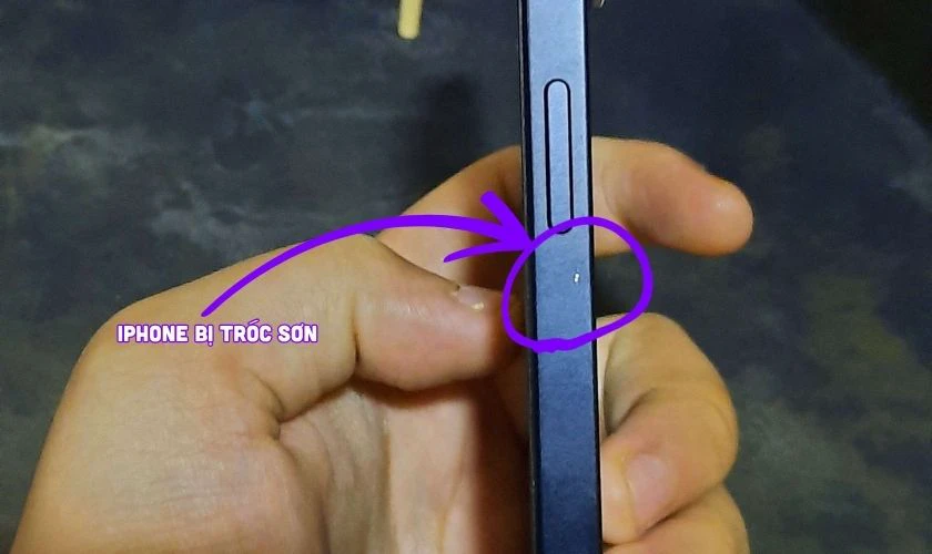 iPhone 15 bị tróc sơn là tình trạng gì?