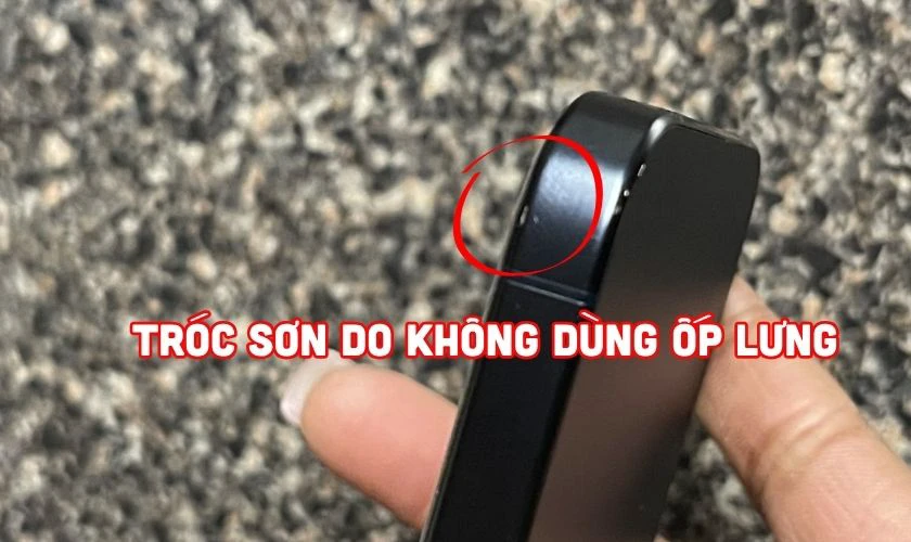 iPhone 15 bị tróc sơn do không có ốp lưng