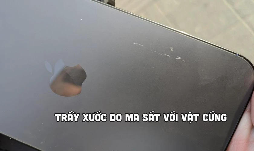 iPhone 15 bị tróc sơn do va đập hoặc ma sát