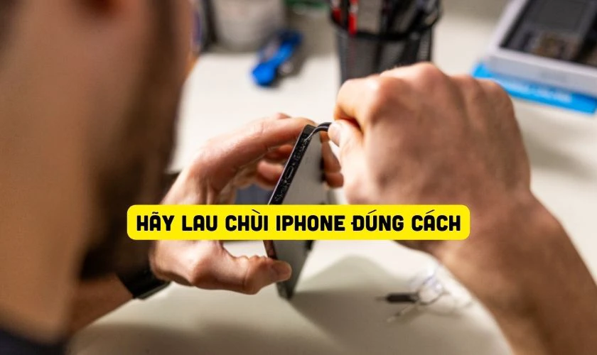 Không vệ sinh iPhone 15 đúng cách