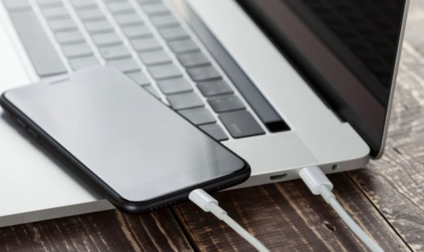 Sử dụng cáp kết nối Lightning iPhone 15 với máy tính
