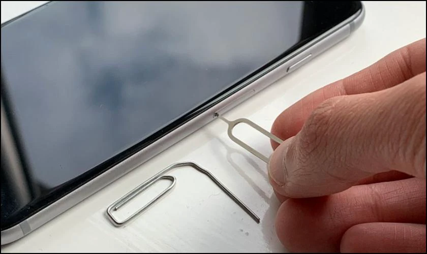 Cách lắp SIM cho iPhone 15 bản có khe SIM vật lý
