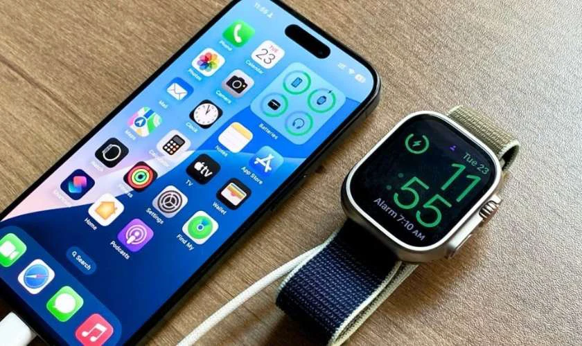 Kết nối cáp USB-C của bộ sạc với cổng USB-C trên điện thoại