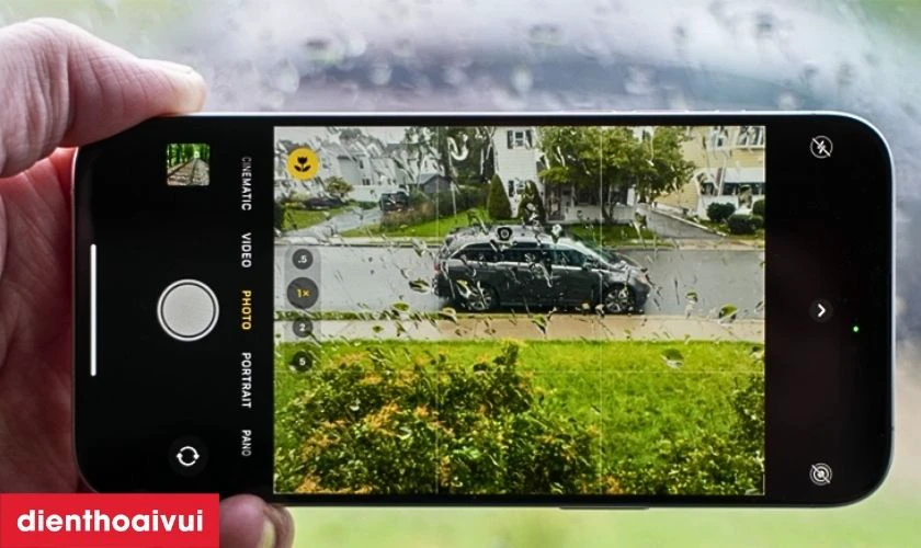 Camera chính 48MP iPhone 15 Pro Max kiểm soát ánh sáng rất thông minh