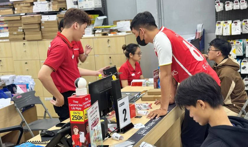 Địa chỉ kiểm tra và sửa chữa iPhone 15 Pro Max bị nóng