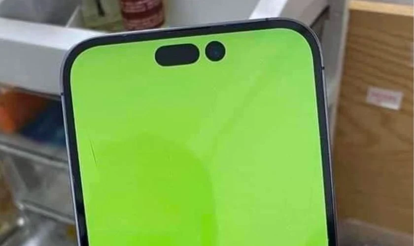 Nguyên nhân khiến iPhone 15 Pro Max bị xanh màn hình