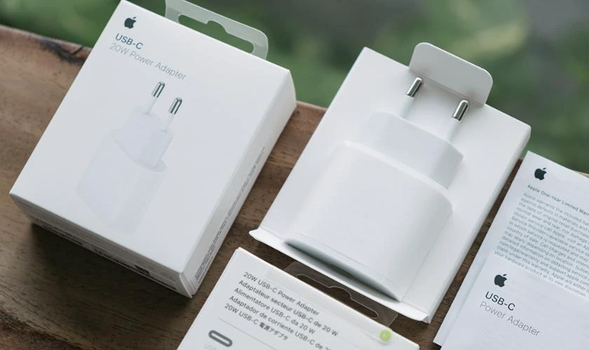 Sử dụng bộ sạc không chính hãng, công suất không phù hợp