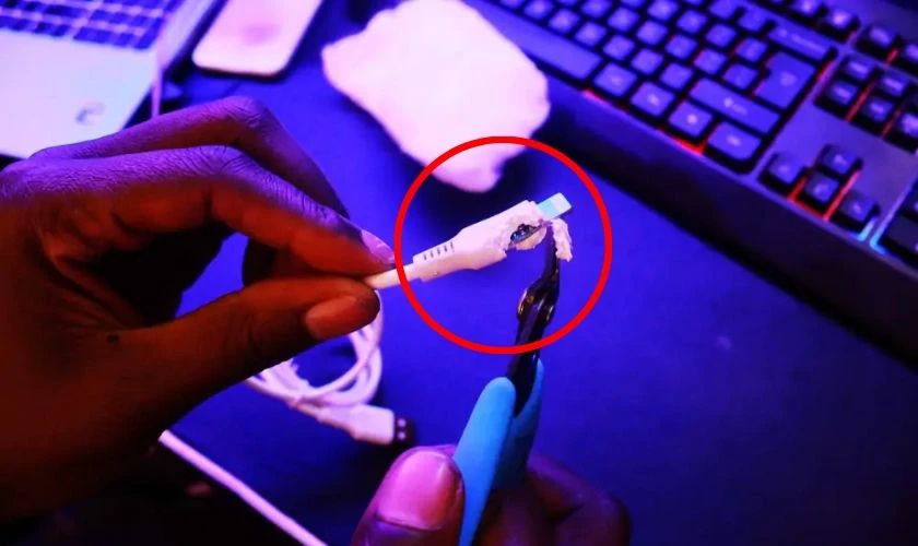 Cáp sạc bị đứt là nguyên nhân khiến iPhone 15 Pro Max sạc không vào pin