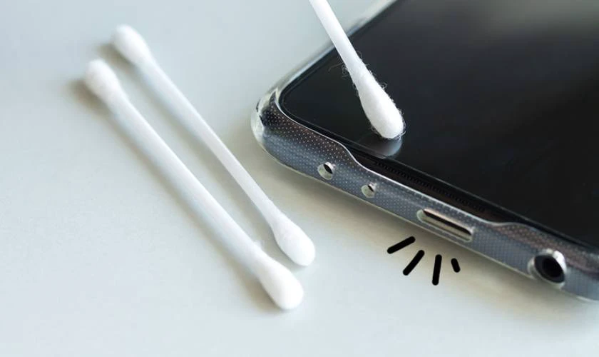 Vệ sinh cổng sạc đúng cách