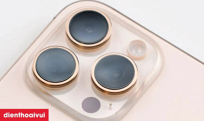 Camera sau triple 48 MP + 48 MP + 12 MP