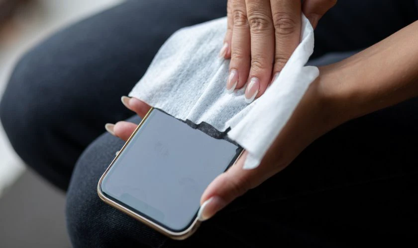 Vệ sinh màn hình, tháo bỏ miếng dán