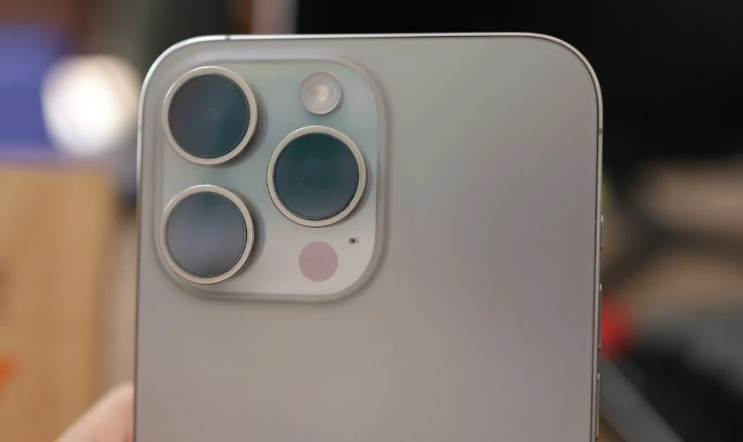 Tại sao iPhone 16 Pro Max chụp ảnh bị mờ?