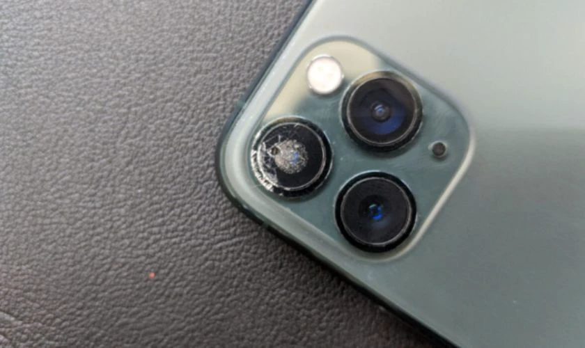 Miếng dán camera bị trầy, ngả màu