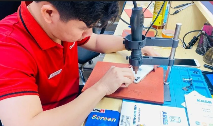 Địa chỉ sửa, thay kính lưng iPhone 17 bị móp