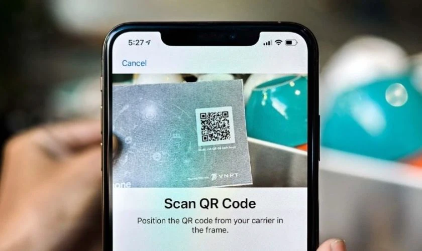 Quét mã QR để kích hoạt eSIM