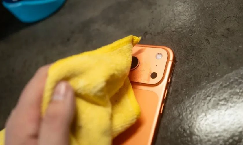 iPhone 17 Pro Max bị tróc sơn do đâu?