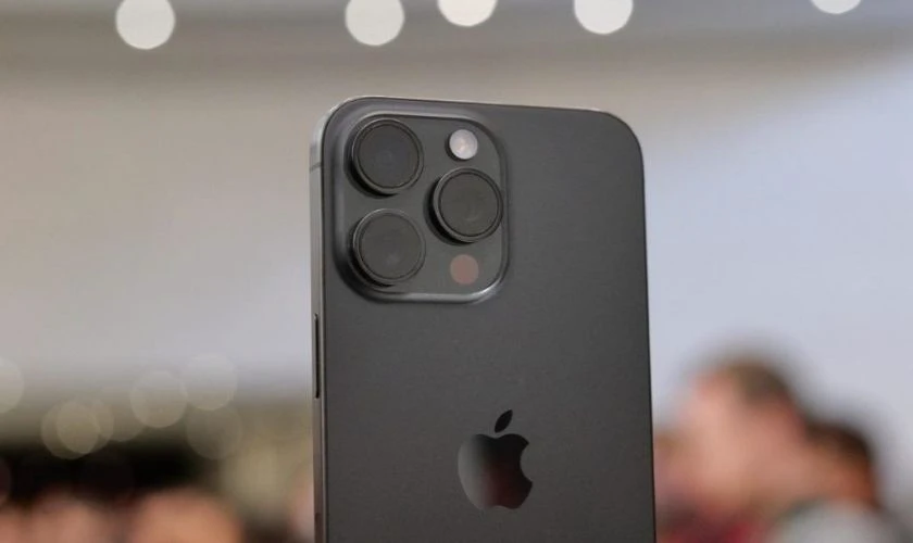 iPhone 15 Pro Max sở hữu Black Titanium sang trọng