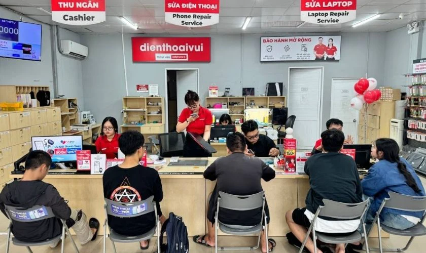 Mang đến cửa hàng sửa điện thoại uy tín