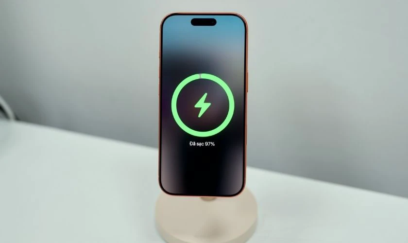 iPhone 17 Pro Max sạc không dây bao nhiêu W?