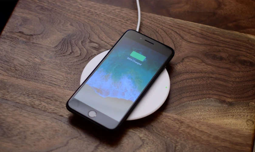 Cách dùng sạc không dây trên iPhone 8