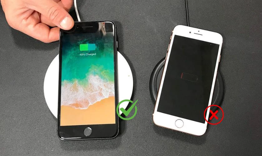 Kiểm tra bộ sạc để xác định nguyên nhân iPhone 8 Plus sạc không vào
