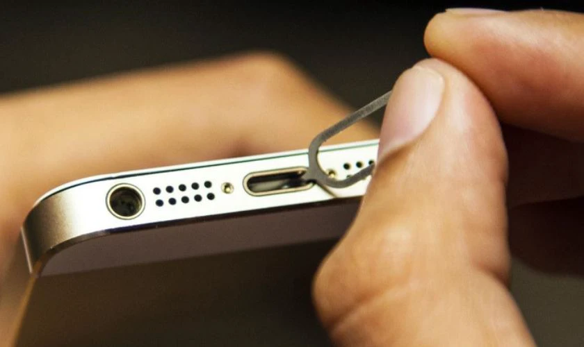 Kiểm tra và vệ sinh cổng sạc khi iPhone không nhận sạc