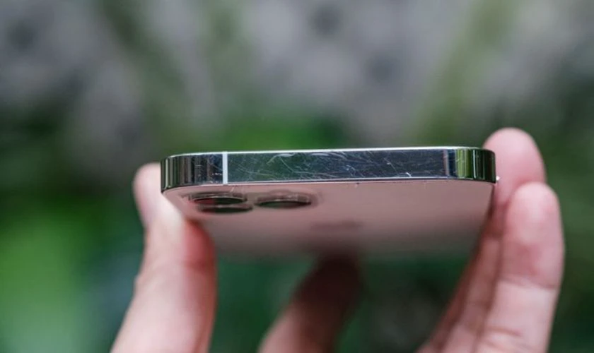 Viền iPhone bằng kim loại dễ làm lộ kính khi rơi