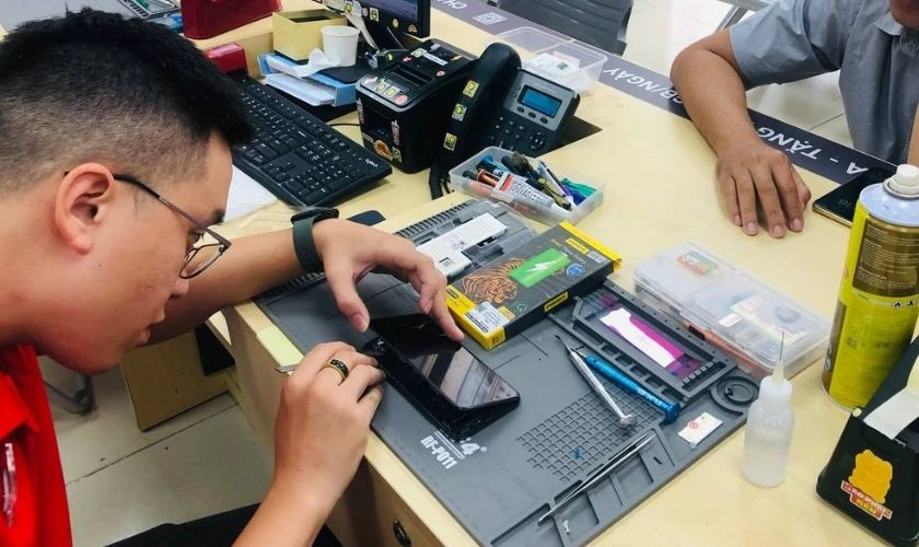 Thay pin mới tại trung tâm sửa chữa uy tín khi iPhone bị sập nguồn liên tục 