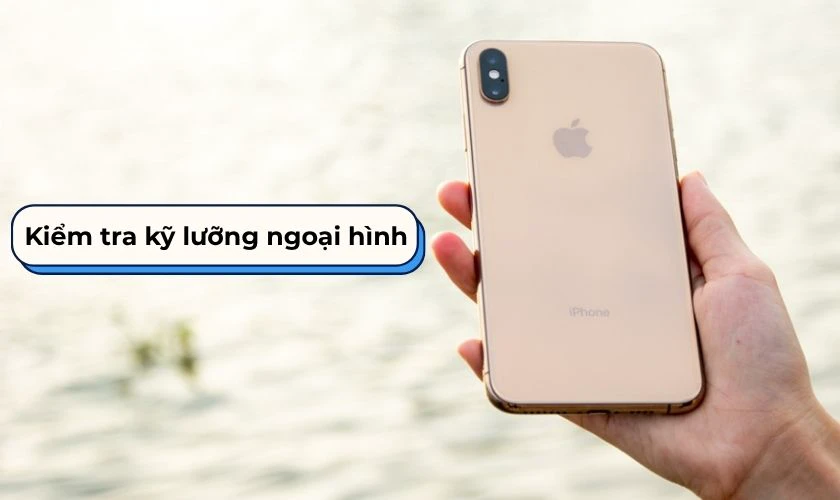Xem kỹ vỏ ngoài iPhone cũ có trầy xước, cấn móp hay không