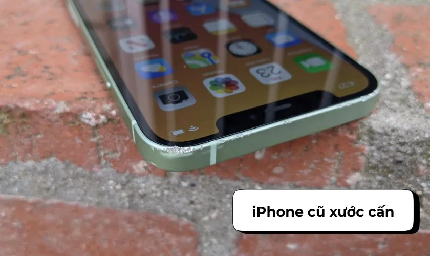 iPhone cũ xước cấn có dấu hiệu cấn móp nhẹ do va đập trong quá trình sử dụng