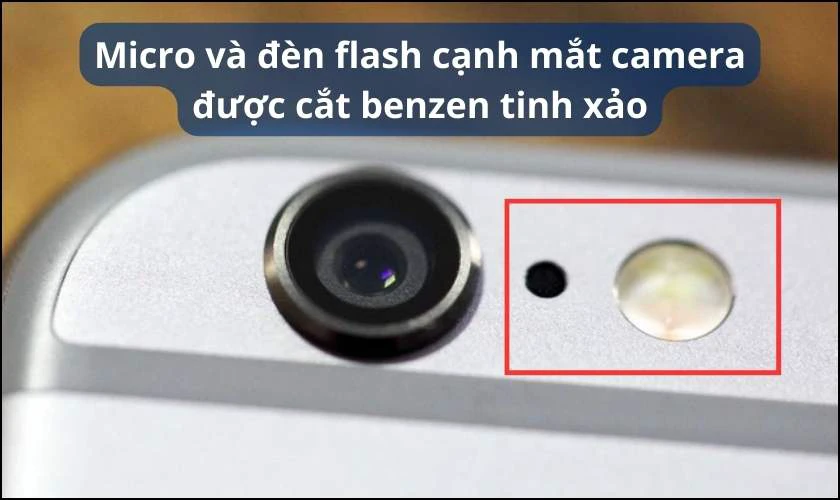Micro và đèn flash cạnh mắt camera