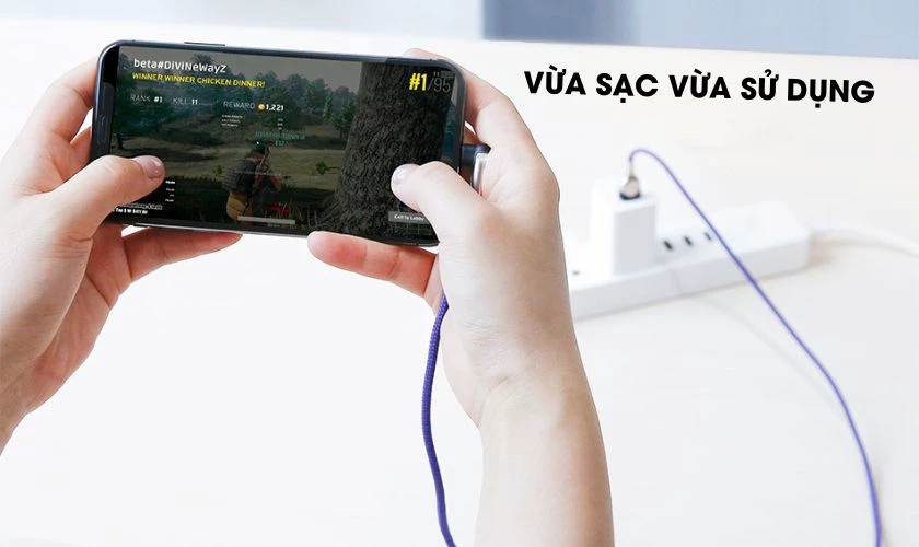 Không nên vừa sạc vừa dùng điện thoại