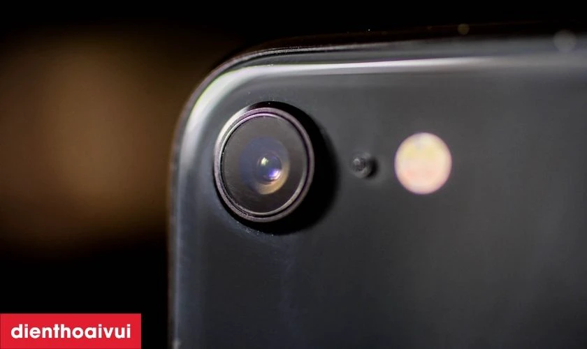 iPhone SE 2020 64GB cũ trầy xước với camera sắc nét 12MP