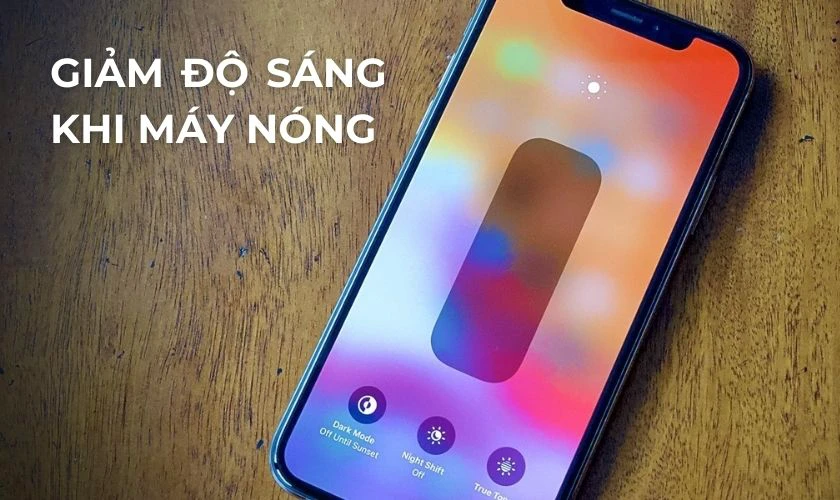 Giảm độ sáng màn hình khi iPhone thay pin bị nóng máy