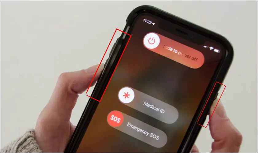 Khởi động lại iPhone để sửa lỗi iPhone không nhận sạc, sạc không vô