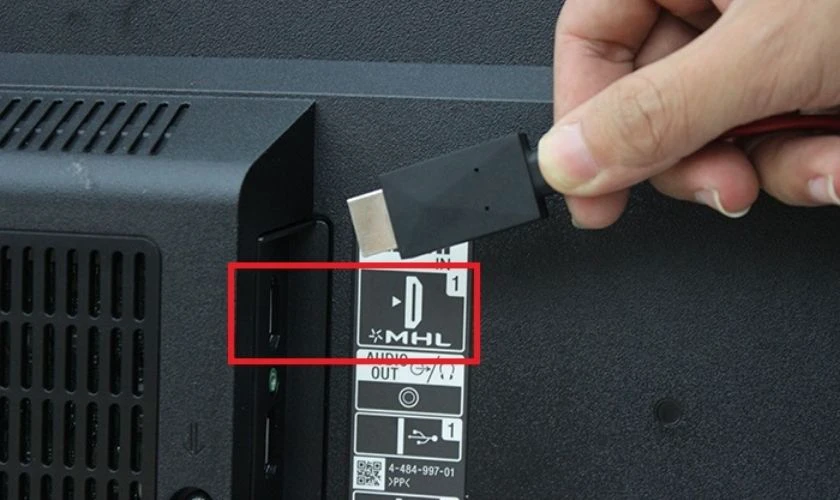 Bạn cần cắm đầu HDMI của sợi cáp vào cổng HDMI