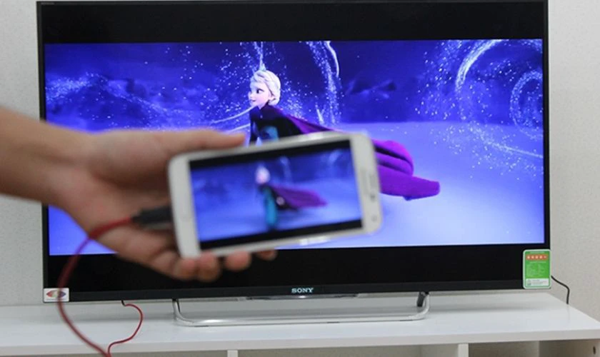 Màn hình điện thoại sẽ được trình chiếu lên màn hình lớn của tivi mới kết nối
