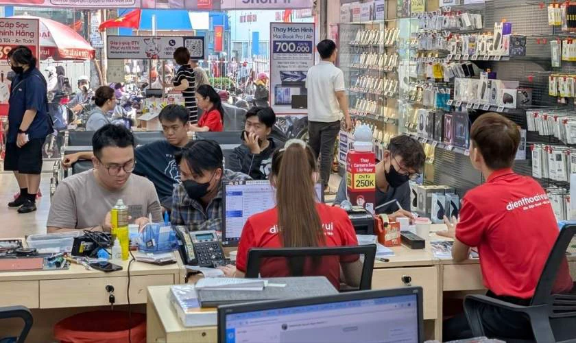 Các loại phụ kiện: tai nghe, pin sạc dự phòng... chính hãng