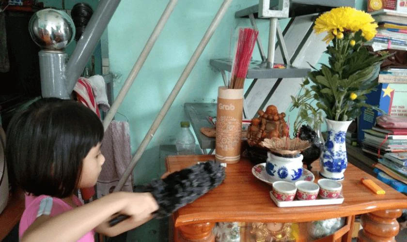 Quét dọn bàn thờ sạch sẽ