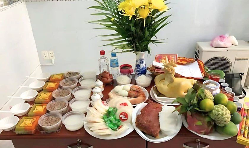 Cúng tại bàn nhỏ đặt ở nơi sạch sẽ