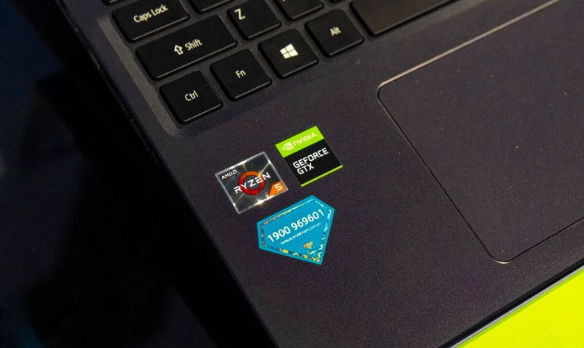Kiểm tra card màn hình laptop trên vỏ laptop