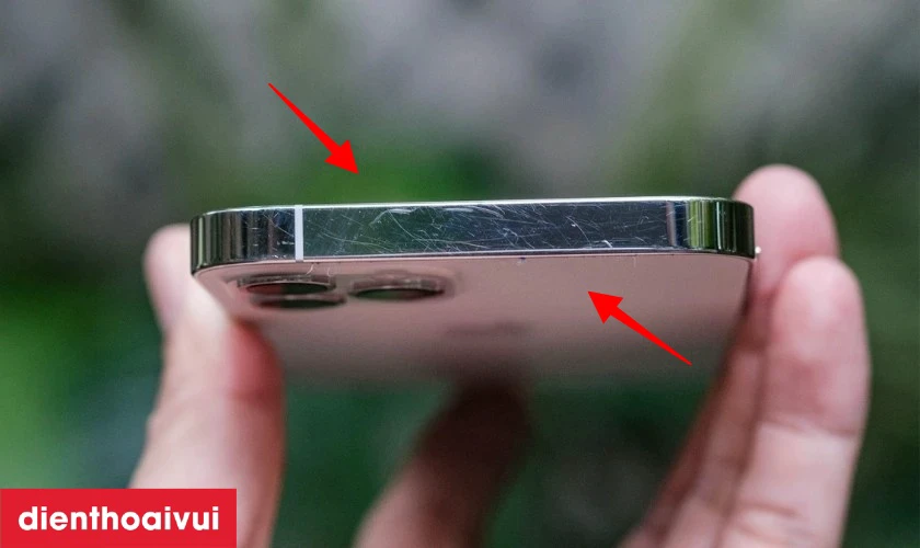 kiểm tra khung vỏ b&ecirc;n ngo&agrave;i iphone 12 đ&atilde; qua sử dụng