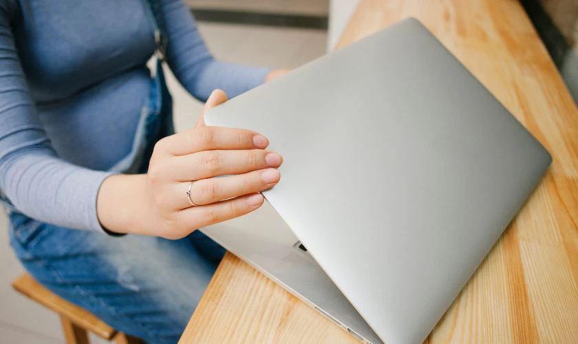 Shutdown laptop khi mang di chuyển ra ngoài lúc trời mưa bão